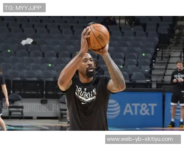 克拉克斯顿强势表现一攻一防完美配合助力球队稳住局势